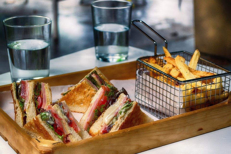 Dine and Connect: The Benefits of Digital Business Cards for Your Restaurant