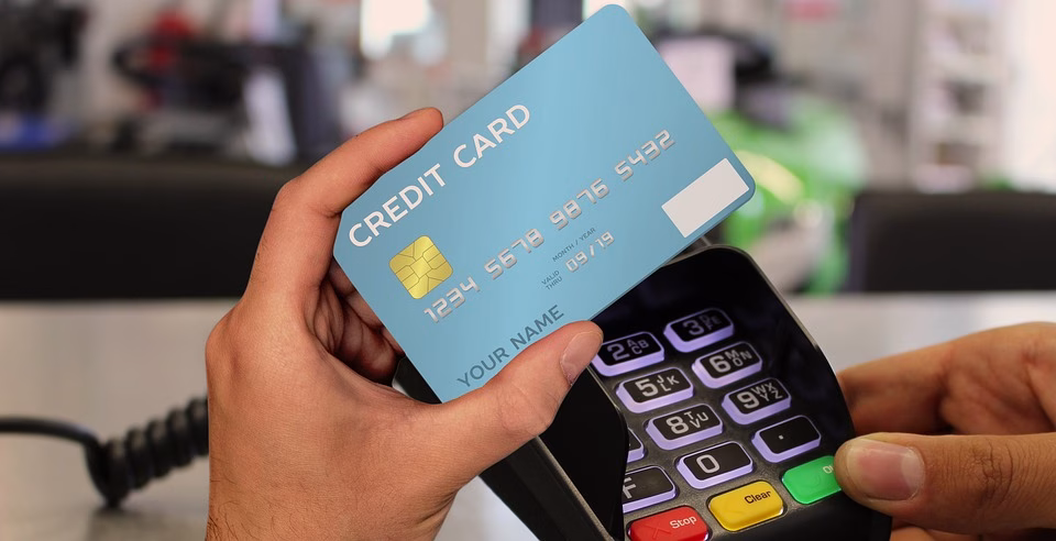 From Contactless Payments to Security: Must-Have Features of Digital Cards