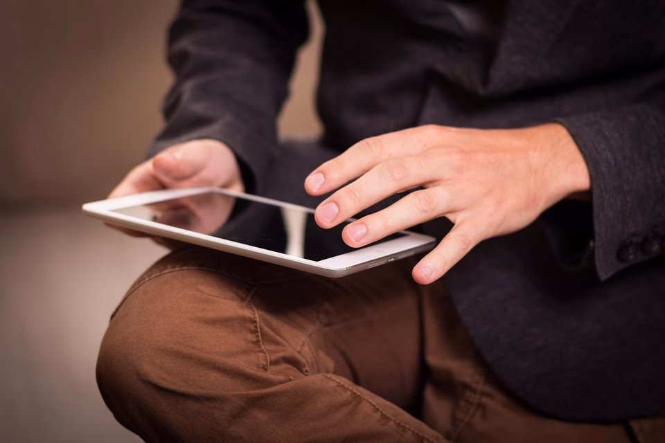 Swipe Right on Digital: Why E-Cards are Outshining Paper Cards Swipe Right on Digital: Why E-Cards are Outshining Paper Cards