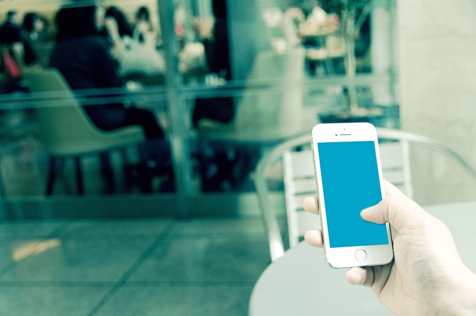 From Emails to Texts: Transforming Your CRM with Instant Messaging From Emails to Texts: Transforming Your CRM with Instant Messaging
