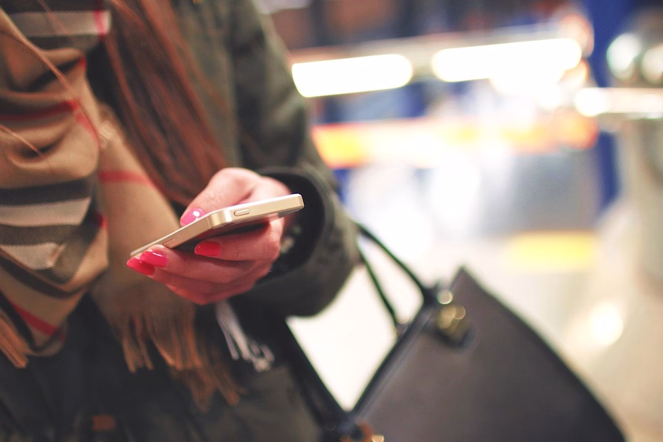 The SMS Advantage: Boosting Customer Satisfaction One Text at a Time The SMS Advantage: Boosting Customer Satisfaction One Text at a Time