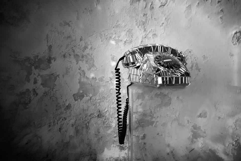 Beyond the Call: How SMS Revolutionizes Customer Service Beyond the Call: How SMS Revolutionizes Customer Service