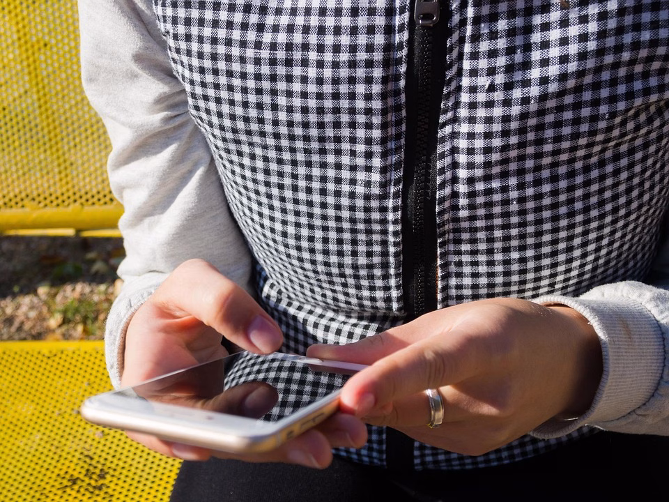 From No-Shows to Yes-Show: How SMS Reminders Keep Clients On Track From No-Shows to Yes-Show: How SMS Reminders Keep Clients On Track
