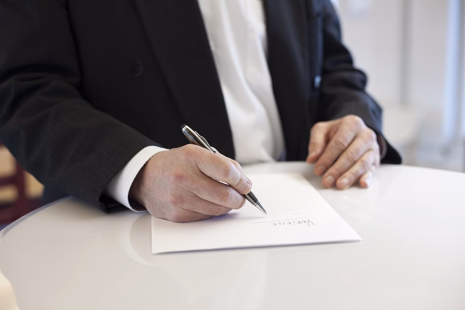 Contract Clarity: Essential Tips for Freelancers to Protect Their Work Contract Clarity: Essential Tips for Freelancers to Protect Their Work