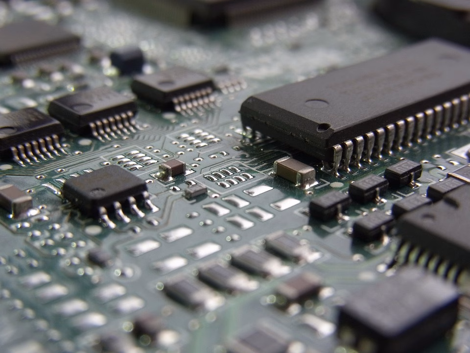 The Tech Behind the Tracking: Exploring Innovations in Real-Time Asset Monitoring