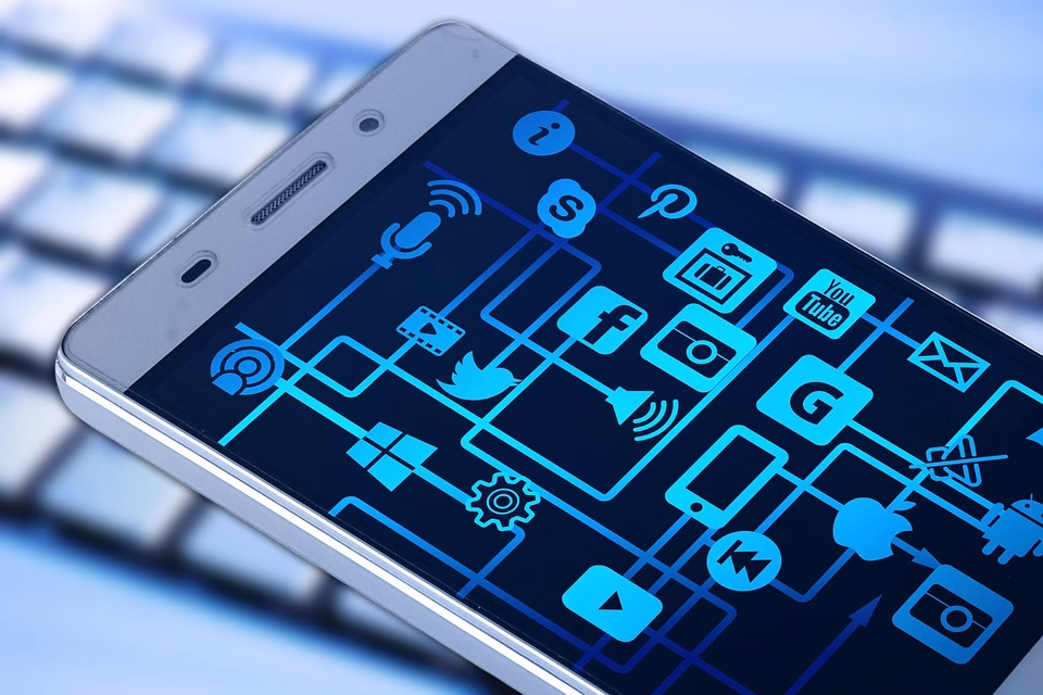 Tech-Savvy Networking: Create a Digital Business Card That Stands Out