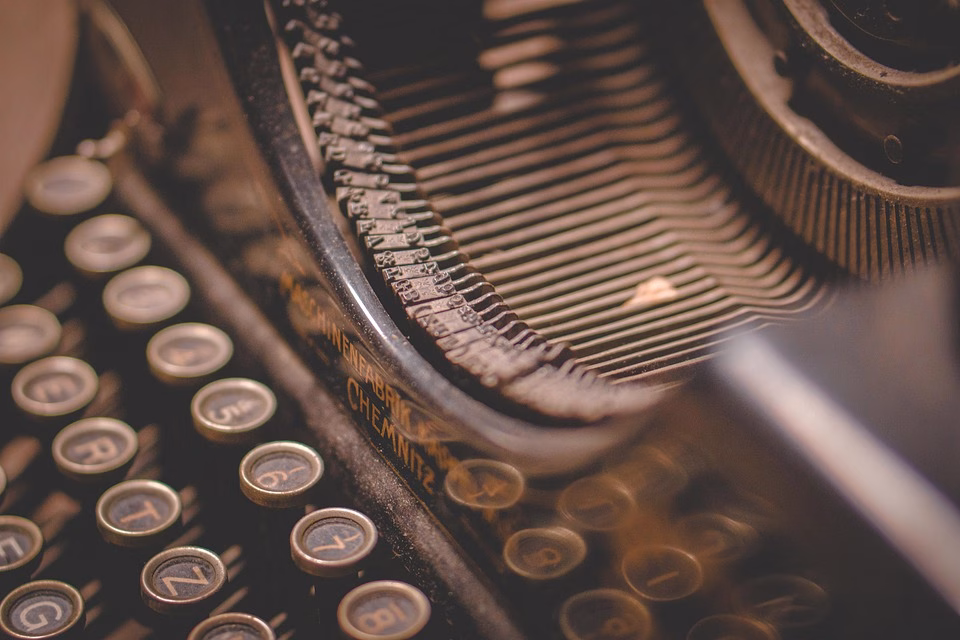 Choosing the Right Writing Tool: Grammarly vs. Hemingway in 2025