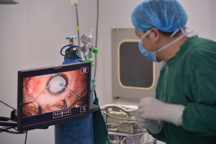 The Future of Surgery: Robotic Innovations and AI Assistance by 2025
