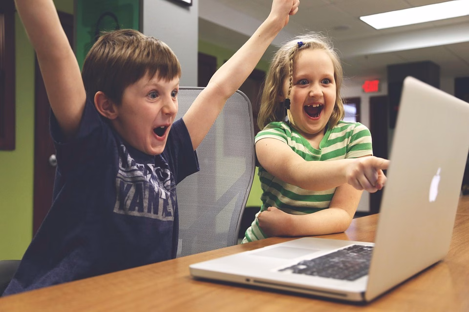 Video Conferencing Smackdown: Google Meet and Cisco Webex Compared Video Conferencing Smackdown: Google Meet and Cisco Webex Compared