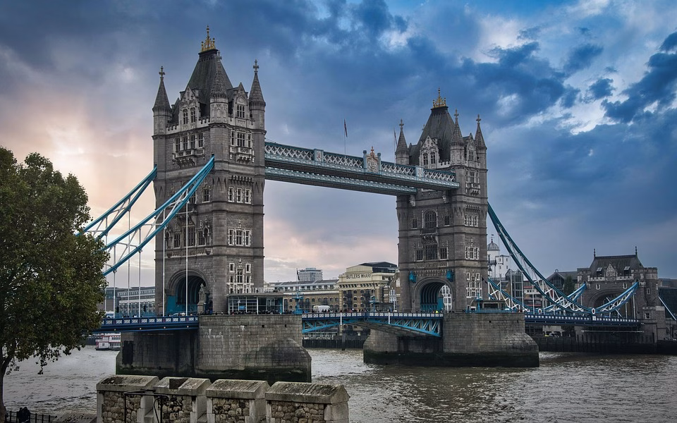 Bridging the Gap: Aligning Sales and Marketing through Effective CRM Solutions Bridging the Gap: Aligning Sales and Marketing through Effective CRM Solutions