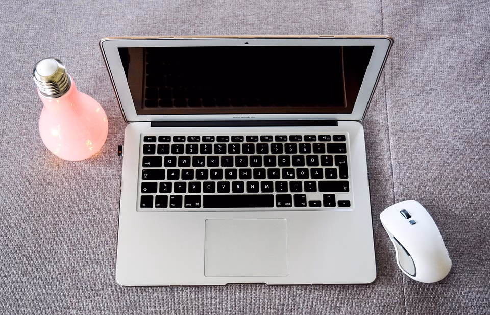 The Art of Networking: Turning Connections into Clients for Freelancers