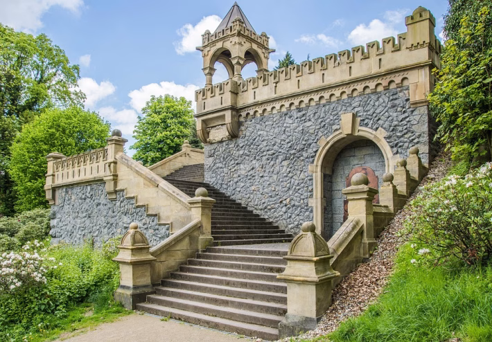 The Rise of Serverless Architectures: Advantages and Challenges